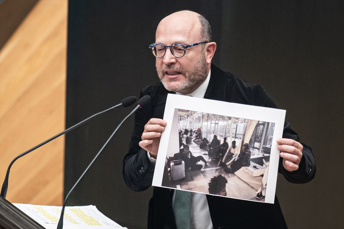 El Pleno del Ayuntamiento de Madrid debate sobre las talas de árboles en Atocha El delegado de Políticas Sociales, Familia e Igualdad en el Ayuntamiento de Madrid, José Fernández Sánchez, sosteniendo una imagen de migrantes asignados en Barajas en el pleno del Ayuntamiento de Madrid.