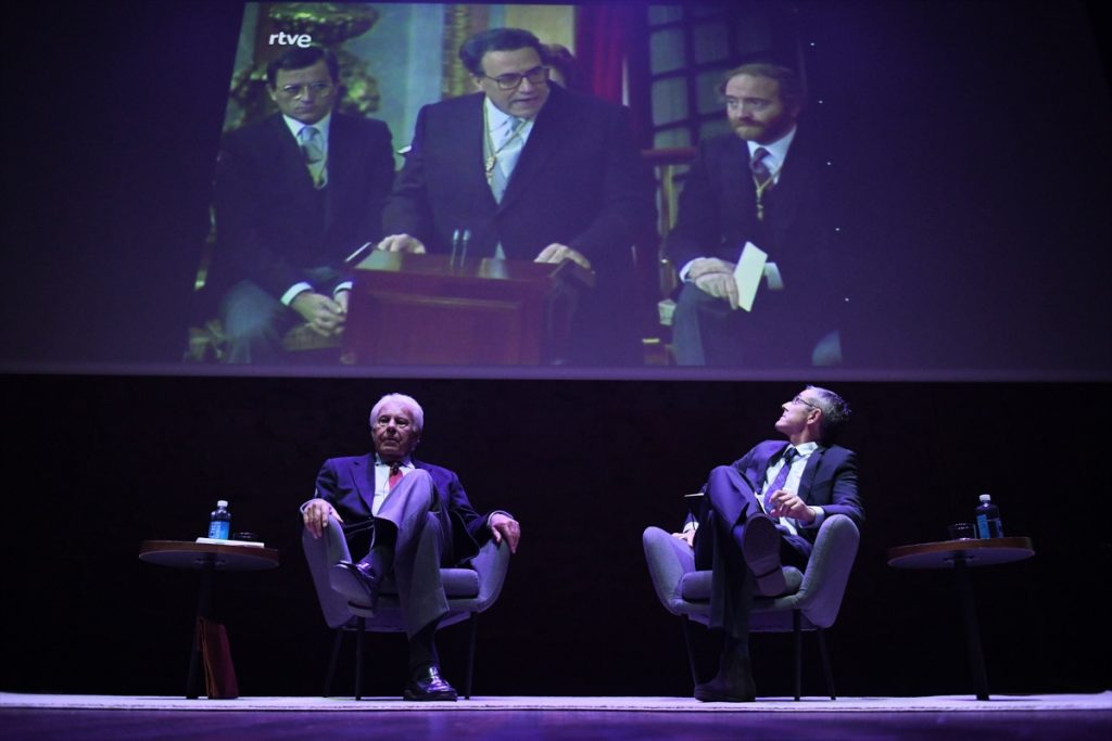 Felipe González y Eduardo Madina, militantes de la defensa de la Constitución 1 Moncloa Felipe González y Eduardo Madina homenajearon a Gregorio Peces-Barba y los 45 años de recorrido de la Constitución.
