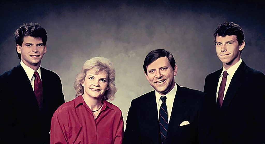 Javier Bardem se lanza a la TV: estelarizará la secuela de la exitosa antología 'Dahmer' en Netflix 2 Moncloa hermanos menendez crimen 30 aniversario foto familia Moncloa