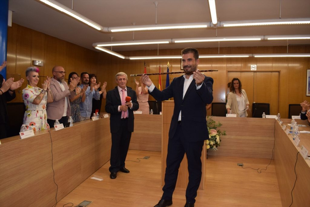 El PSOE de Mejorada abre la guerra contra Ribera por un parque foltovoltaico 1 Moncloa Jorge Capa, el alcalde socialista de Mejorada del Campo, que peleará con el Gobierno para defender a sus vecinos.