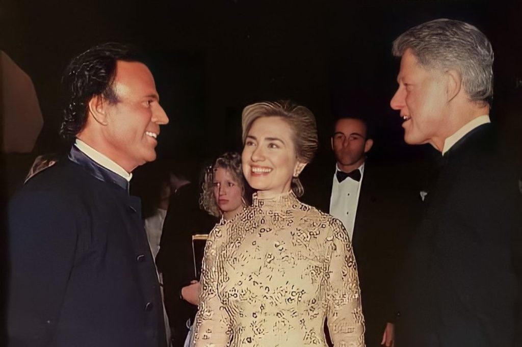 Bill Clinton, identificado como 'John Doe 36' más de 50 veces en el caso Epstein 3 Moncloa Julio Iglesias y Bill Clinton en la toma de posesión del presidente de EE UU