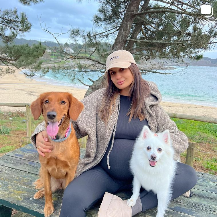 lara tronti con sus perras