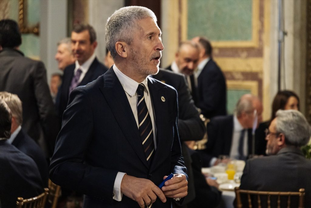 El Ministro del Interior sigue buscando soluciones para las salas de asilo de Barajas.