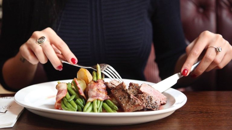 Si tienes mal humor, revisa tu plato: Mario Alonso Puig (70, cirujano) señala el ingrediente que está «deprimiendo» a tu intestino