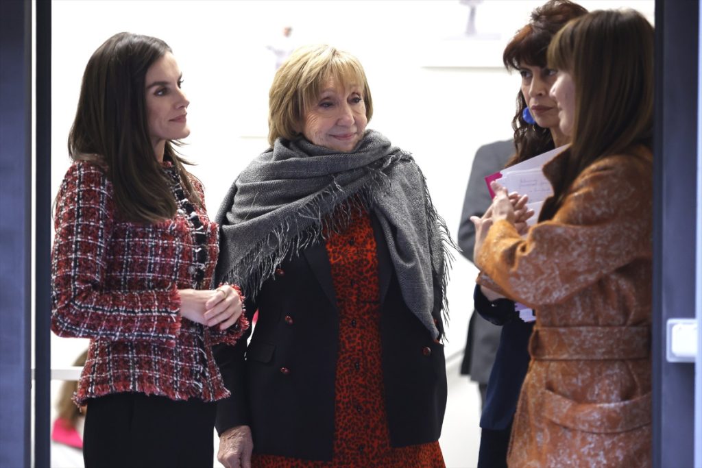 Críticas tras la visita de la reina Letizia y Ana Redondo a APRAMP 1 Moncloa La reina Letizia y la ministra Ana Redondo se interesaron por conocer los retos de APRAMP.