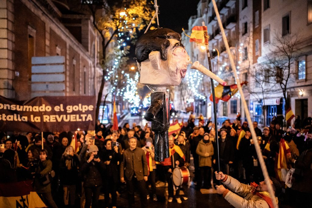 Revés judicial al PSOE por la paliza a la piñata de Pedro Sánchez en Ferraz: «No hay delito de odio» 1 Moncloa Revuelta convocó la piñata con un muñeco de Pedro Sánchez que ha enervado al PSOE