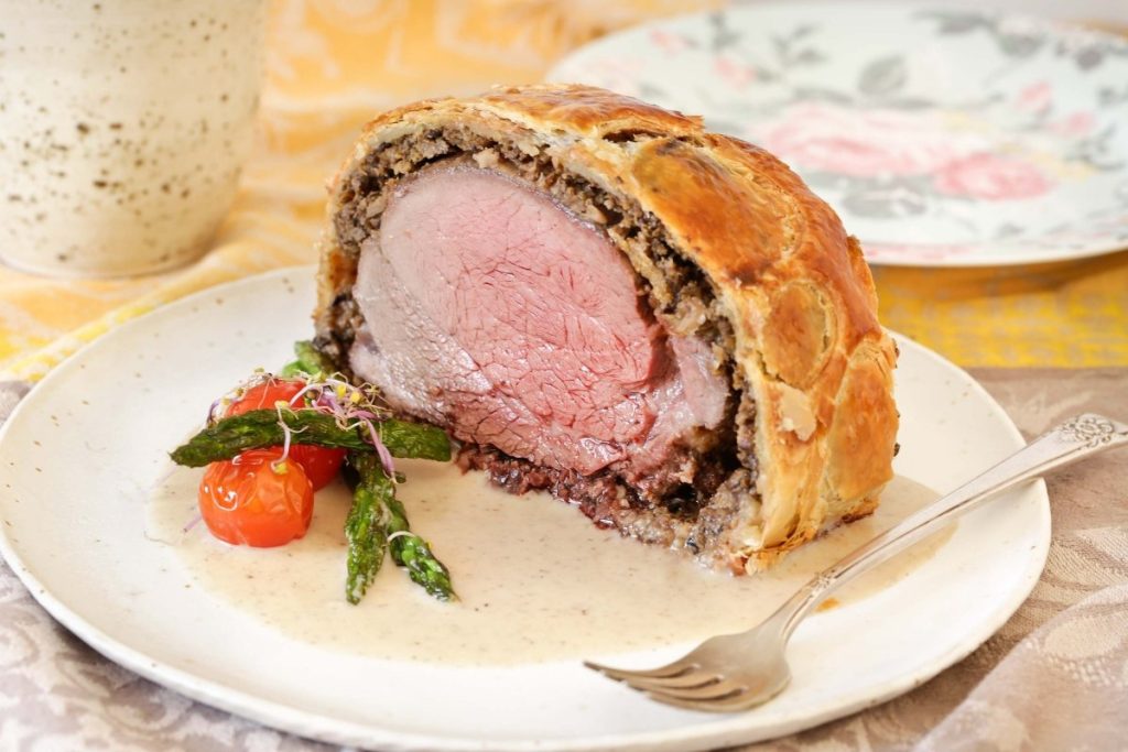 Receta de solomillo Wellington, perfecta para la comida de Reyes 3 Moncloa solomillo wellington con veloute al jerez Moncloa