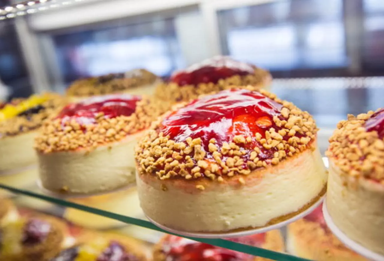 Seducción frutal: Tarta de queso sin horno, con gelatina de Macedonia. Un postre fácil que enamora tu paladar 2 Moncloa El encanto de la tarta de queso sin horno