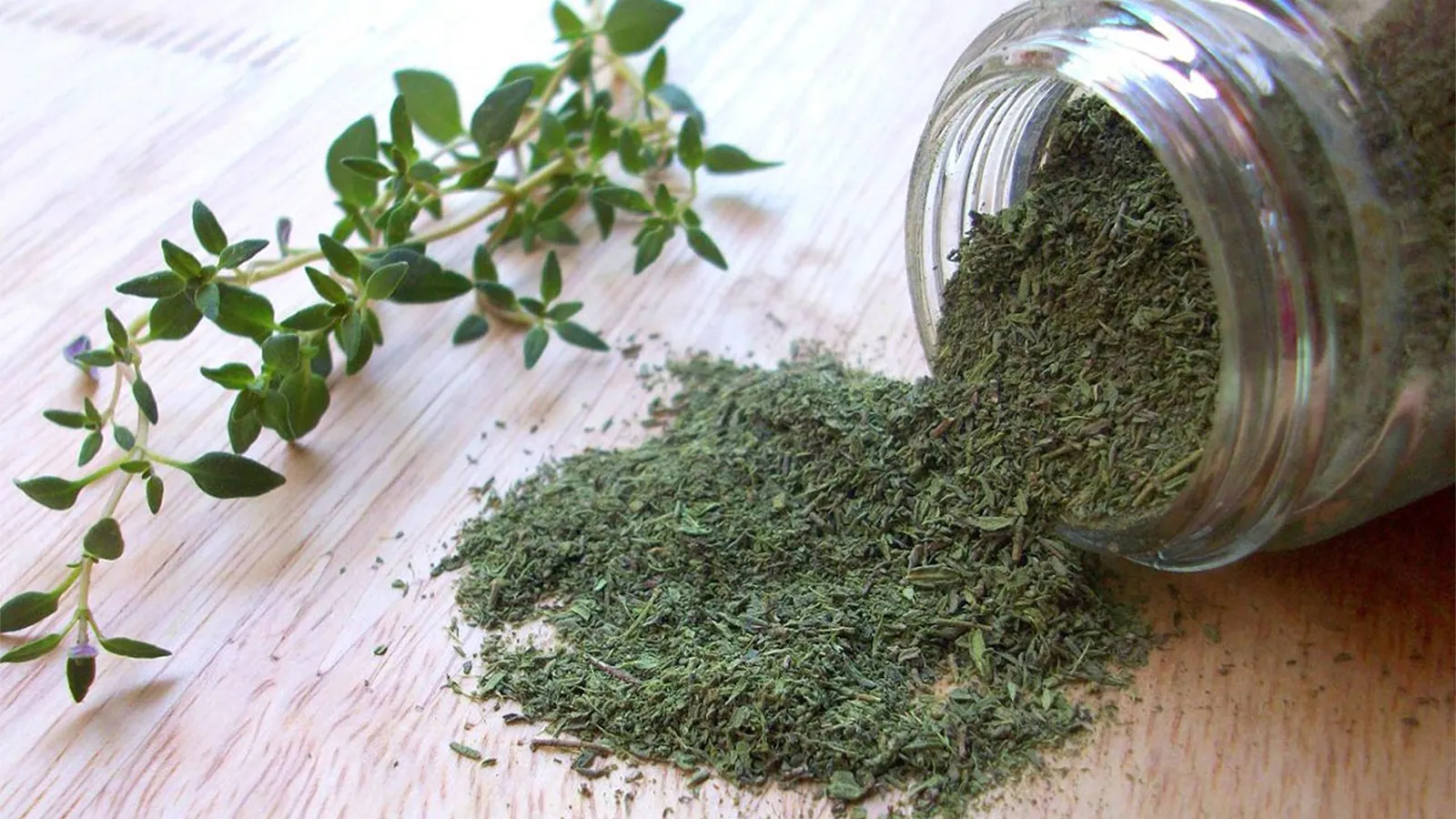 Combate la tos y resfriado con una deliciosa infusión de tomillo, limón y miel. Bienestar natural asegurado 1 Moncloa DESCUBRIENDO LOS INGREDIENTES