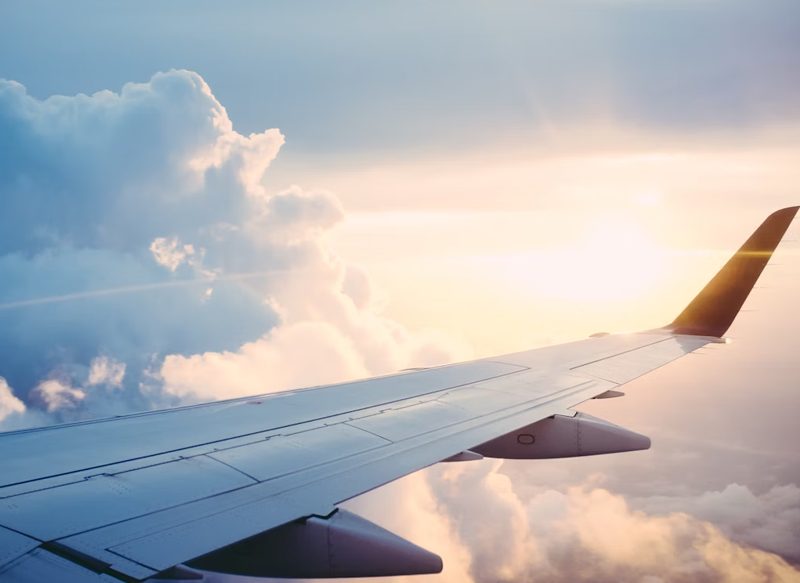 ESCALAS Y AEROPUERTO MÁS BARATO