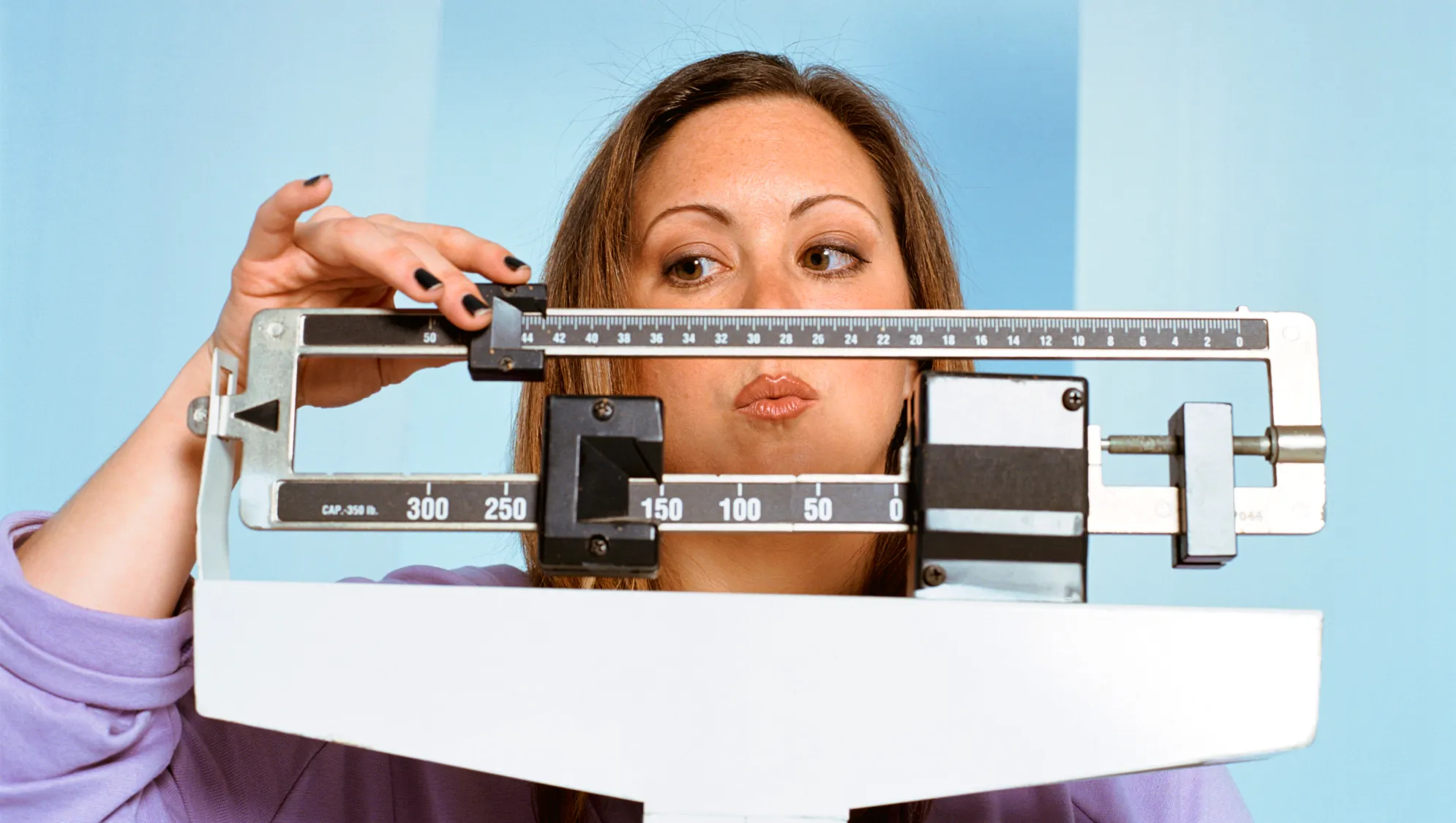 Obsesionados con la báscula: El peligro de pesarse a diario 1 Moncloa UN NÚMERO, DIVERSOS FACTORES: COMPRENDIENDO EL PESO CORPORAL