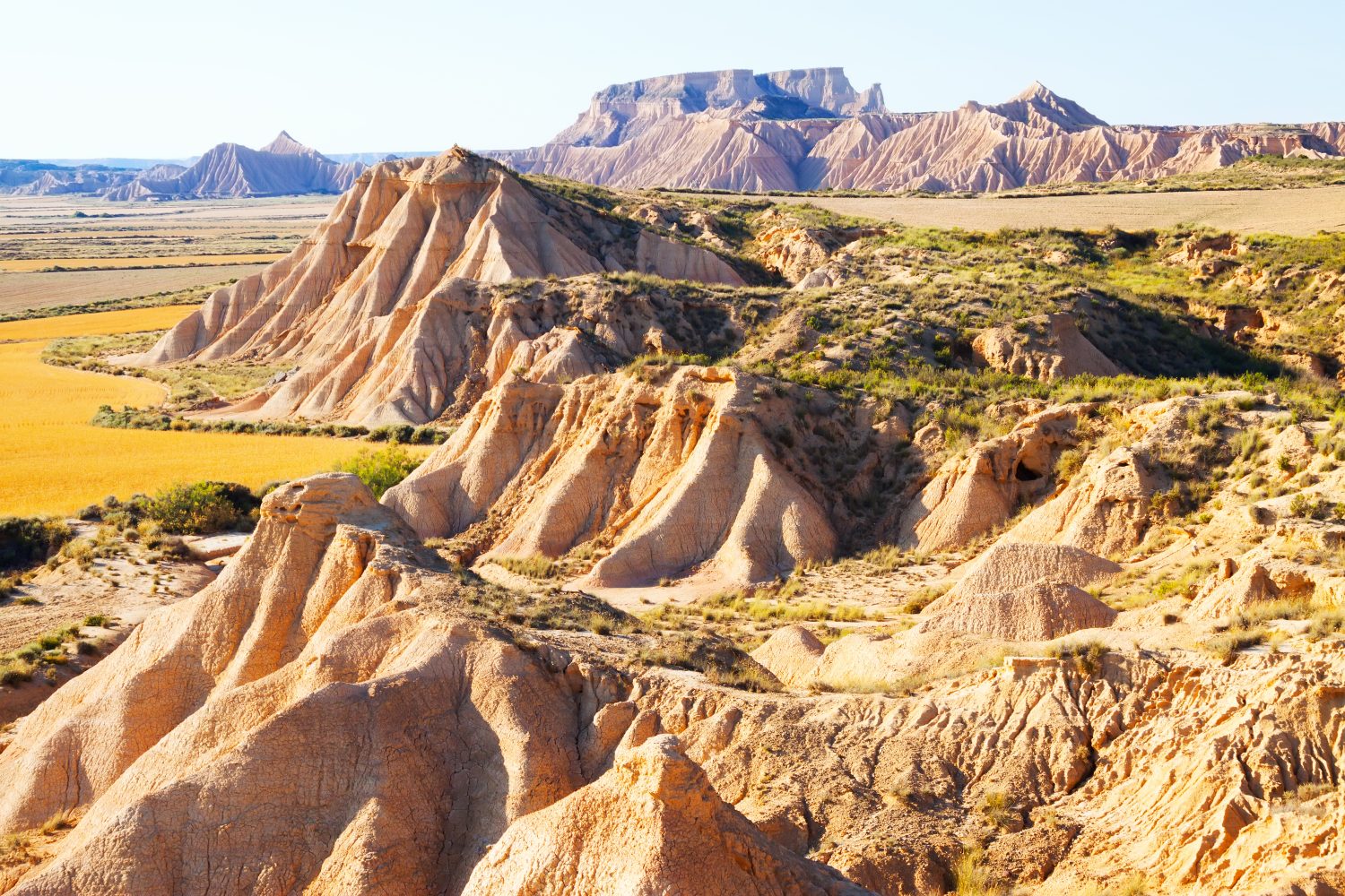 Bardenas Reales de Navarra: El Paisaje Lunar en la Tierra que te Sorprenderá 1 Moncloa BARDENAS REALES DE NAVARRA: UN TESORO GEOLÓGICOS