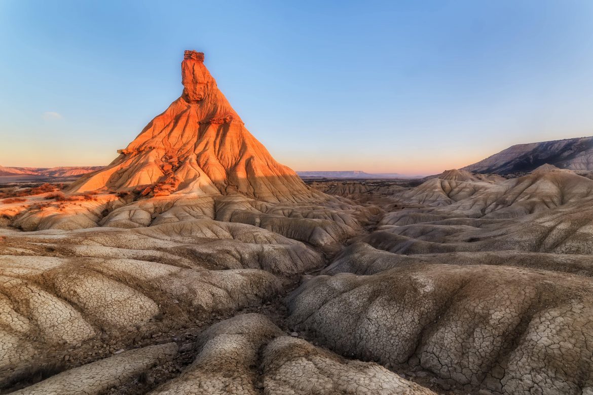 Bardenas Reales de Navarra: El Paisaje Lunar en la Tierra que te Sorprenderá 5 Moncloa UN REFUGIO DE TRANQUILIDAD Y RECONEXIÓN