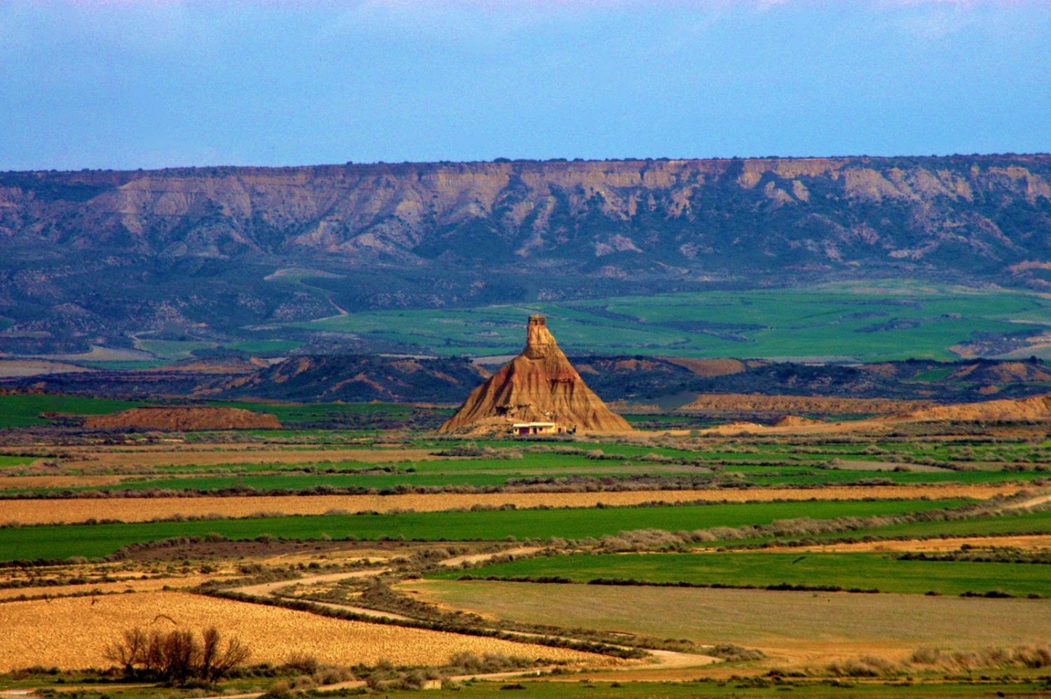 Bardenas Reales de Navarra: El Paisaje Lunar en la Tierra que te Sorprenderá 3 Moncloa UN DESTINO IMPERDIBLE