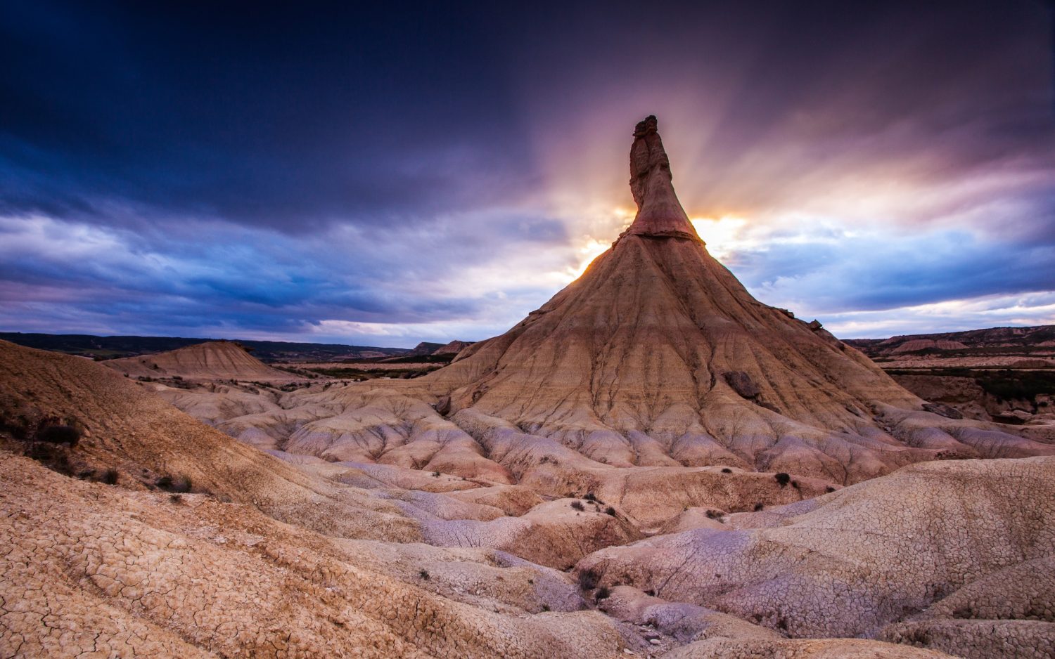 Bardenas Reales de Navarra: El Paisaje Lunar en la Tierra que te Sorprenderá 2 Moncloa UN DESAFÍO AMBIENTAL