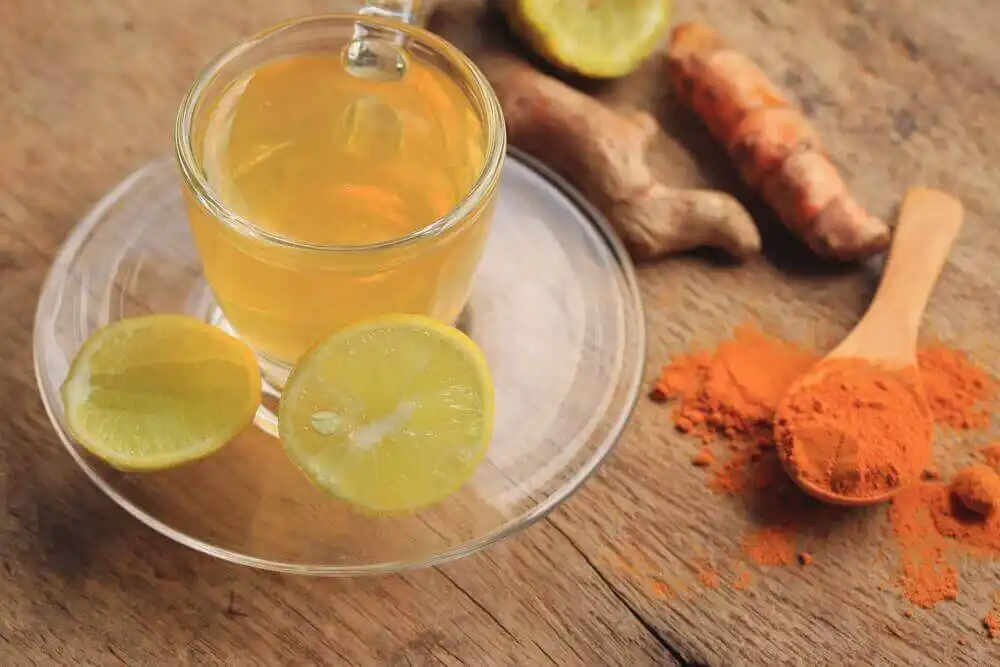 CURCUMA Y LIMON Descubre el dúo infalible: Té dorado de cúrcuma y limón, tu aliado para perder peso eficazmente