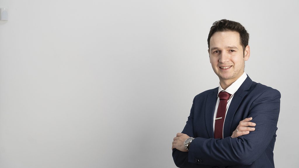 Vox acusa al PP de ignorar a la urbanización El Practicante 1 Moncloa Daniel Ponce, el edil de Vox, asegura que fue el único representante en la última reunión de la Junta de Compensación de El Practicante.