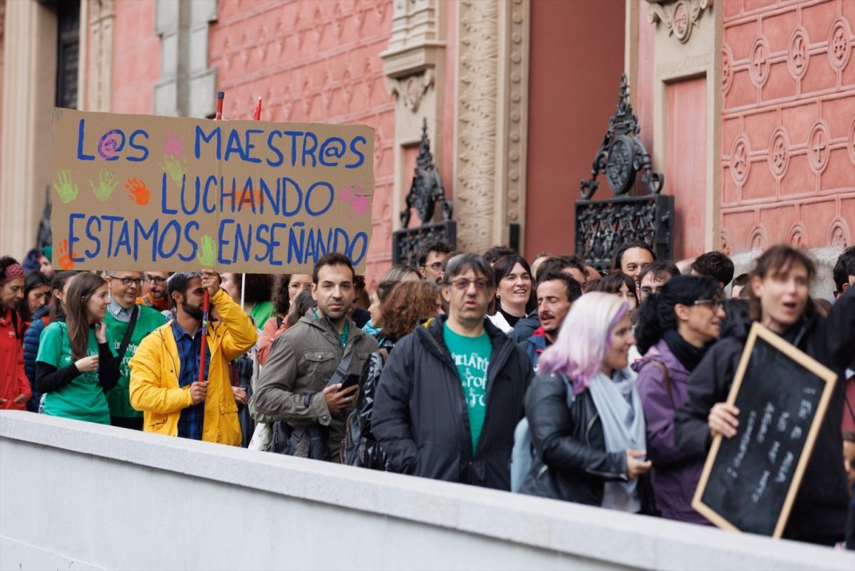EuropaPress_5226128_medicos_profesores_reunen_protesta_frente_consejeria_educacion_26_mayo_2023 Así será la huelga de profesores de la Comunidad de Madrid | Foto: Europa Press