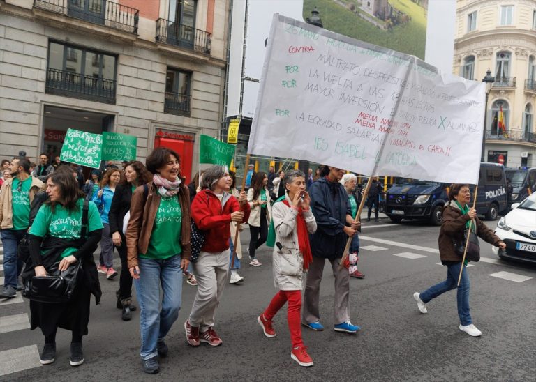 Huelga profesores en la Sagrada Familia: bloquean el acceso y cierran el templo durante dos horas