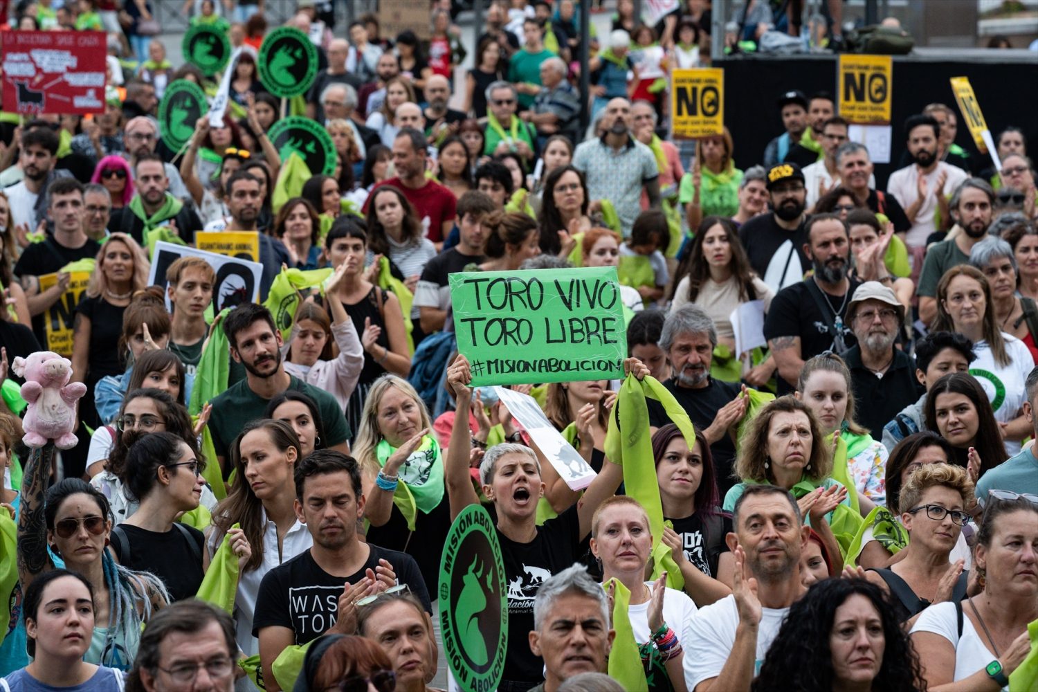 EuropaPress_5443542_decenas_personas_participan_pancartas_manifestacion_antitaurina PACMA arremete contra el radiomarcaje de osos en CyL tras publicarse un artículo que muestra la «brutalidad» del proceso