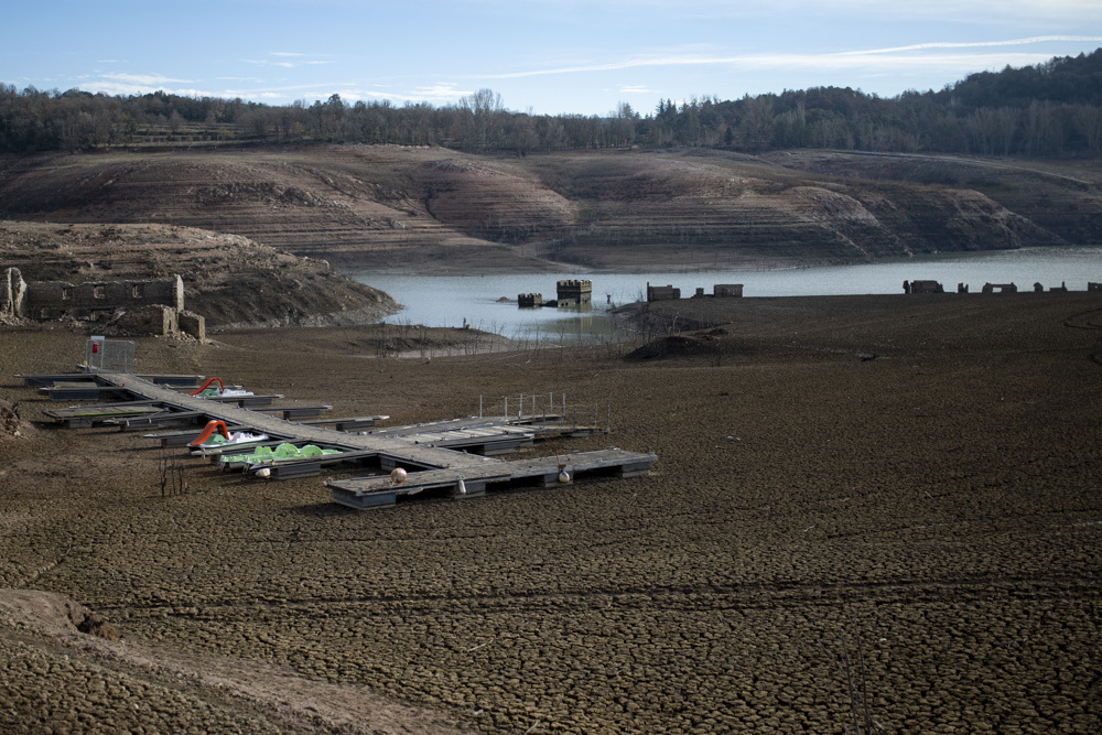 Ayuso presume ante Aragonès de su gestión del agua 3 Moncloa El pantano de Sau (Barcelona) se encuentra en el 5,1%, su mínimo histórico | Foto: Europa Press