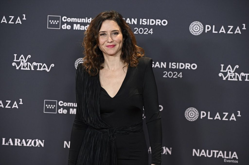 Ayuso baja de su pedestal al PSOE de Lobato | Foto: Europa Press