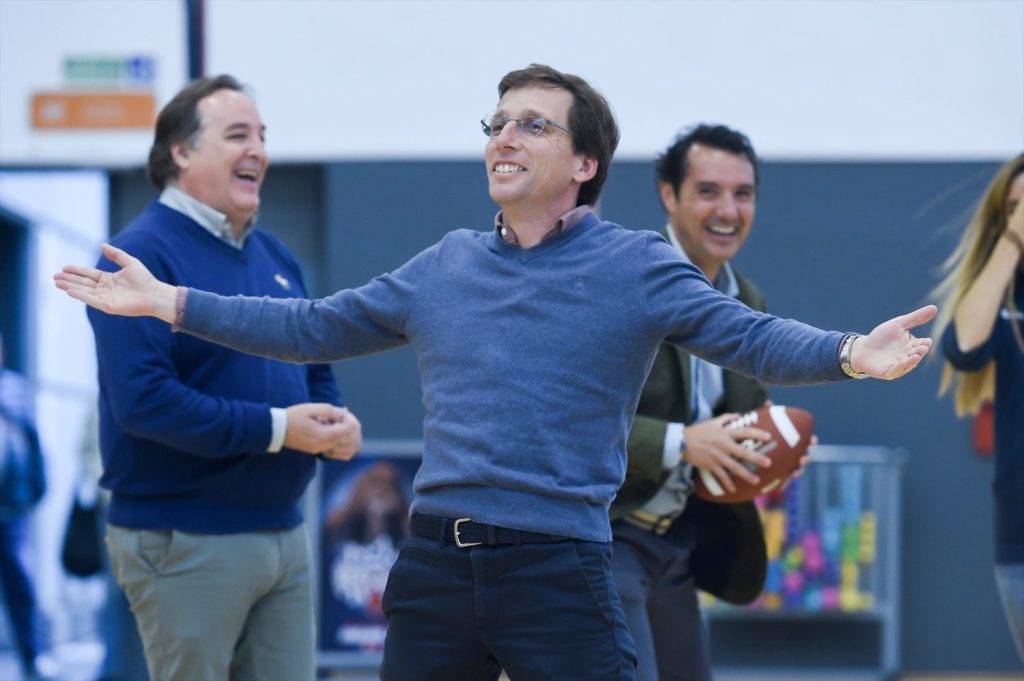 Ángel Niño se suma a la lista de bloqueados de Óscar Puente 1 Moncloa Almeida le devuelve el zasca con cachondeo y al estilo de Bond, le llama Puente, Koldo Puente.