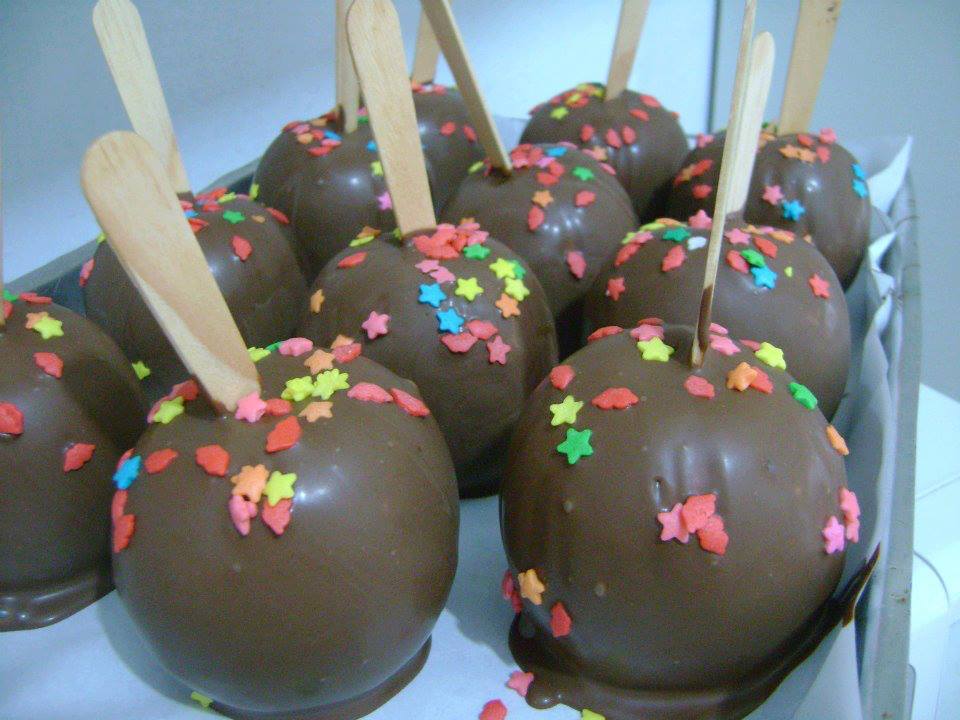 Sorprende en San Valentín con estas piruletas de manzana y chocolate: una receta fácil, rápida y deliciosa 3 Moncloa UN DETALLE PERFECTO PARA CUALQUIER OCASIÓN