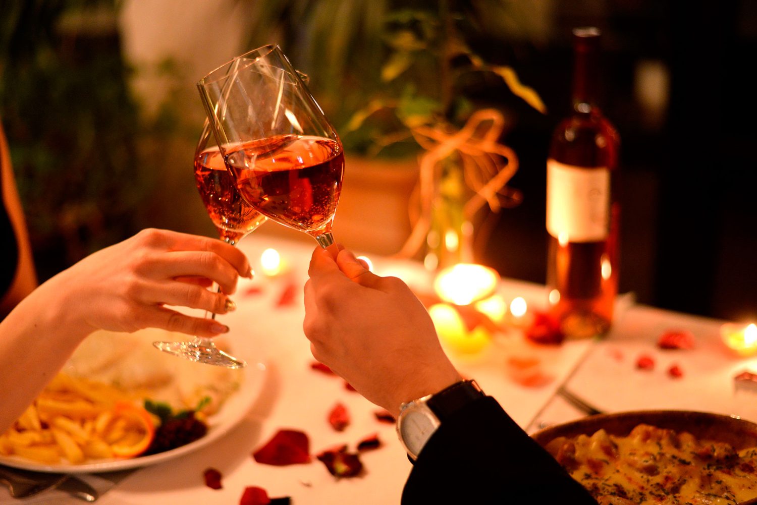 Sorprende en San Valentín con estas piruletas de manzana y chocolate: una receta fácil, rápida y deliciosa 1 Moncloa PREPARACIÓN: INGREDIENTES PARA ENAMORAR, PASO A PASO HACIA EL CORAZÓN