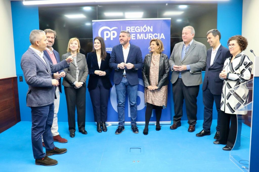 PP y PSOE, protagonistas del teatro por los agricultores murcianos 1 Moncloa En el centro, el senador del PP por la Región de Murcia Antonio Luengo rodeado de representantes 'populares' en las Cortes Generales y en la Asamblea Regional de Murcia.