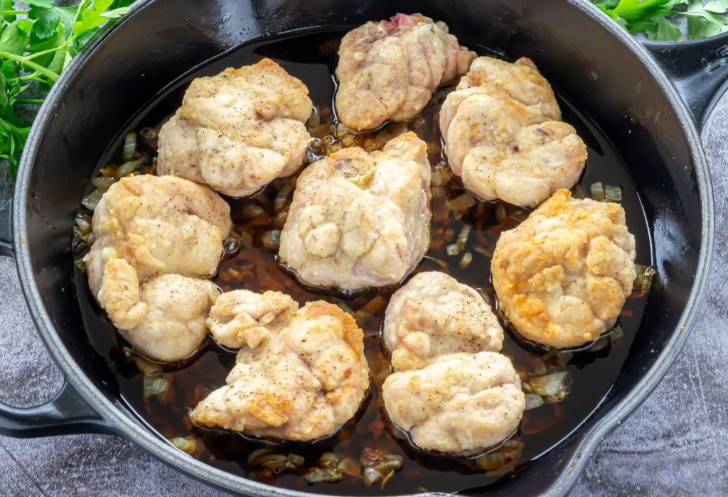 Mollejas de ternera al Jerez, una receta exquisita en pocos pasos: ¡Deléitate con un clásico español! 3 Moncloa cocer las mollejas con el jerez Moncloa