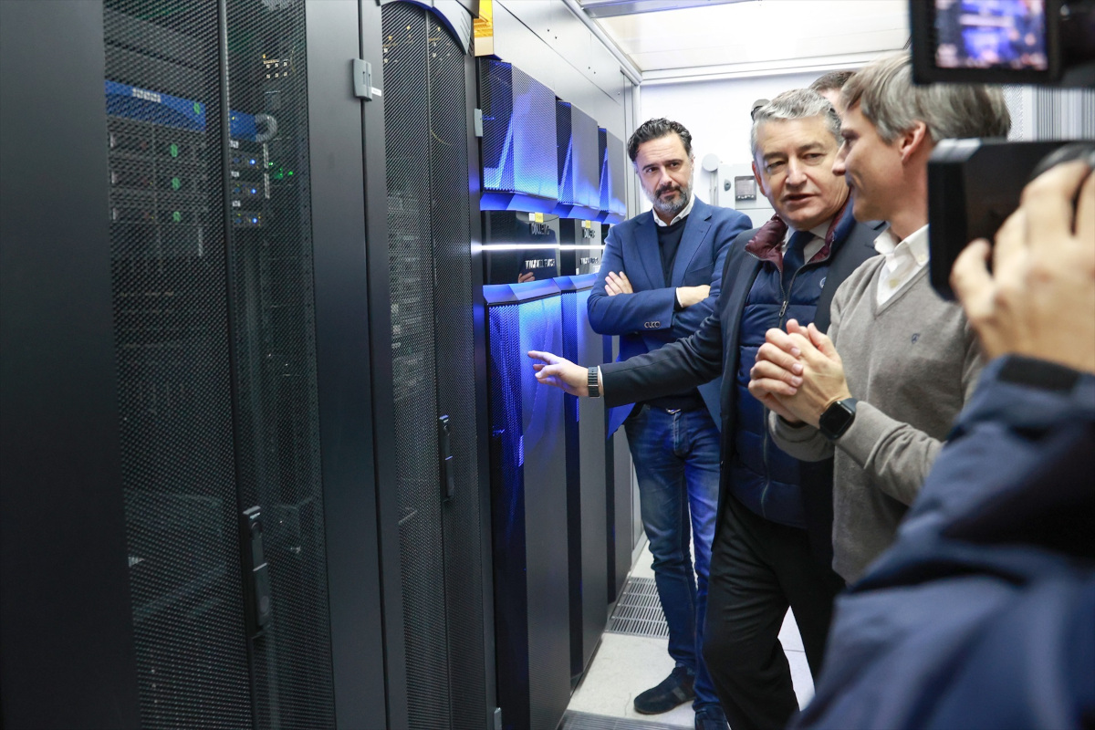 Antonio Sanz pone en marcha el supercomputador Hércules en el CICA El consejero de la Presidencia, Interior, Diálogo Social y Simplificación Administrativa, Antonio Sanz, ha puesto en marcha el supercomputador Hércules en el Centro Informático Científico de Andalucía (CICA) de Sevilla. Rocío Ruz / Europa Press