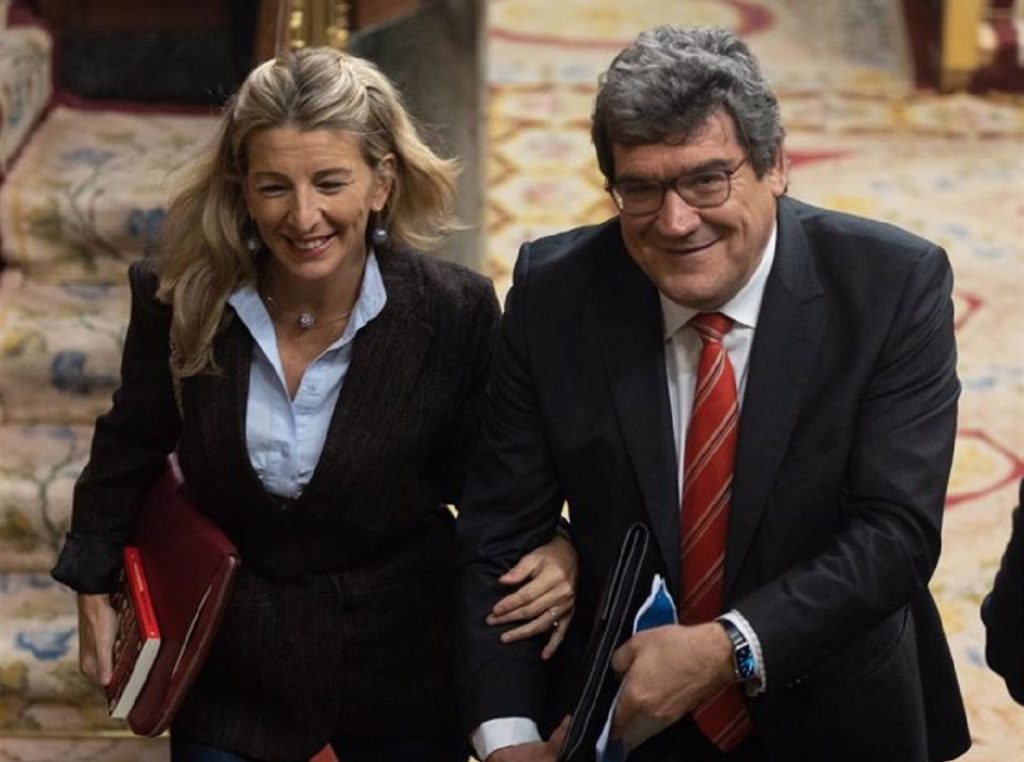 Escrivá enmienda la reforma laboral de Díaz con la jubilación parcial de los funcionarios 1 Moncloa Escrivá, además de la jubilación parcial también quiere llevar la jornada laboral de 35 horas a los funcionarios, que en la actualidad negocia Diaz