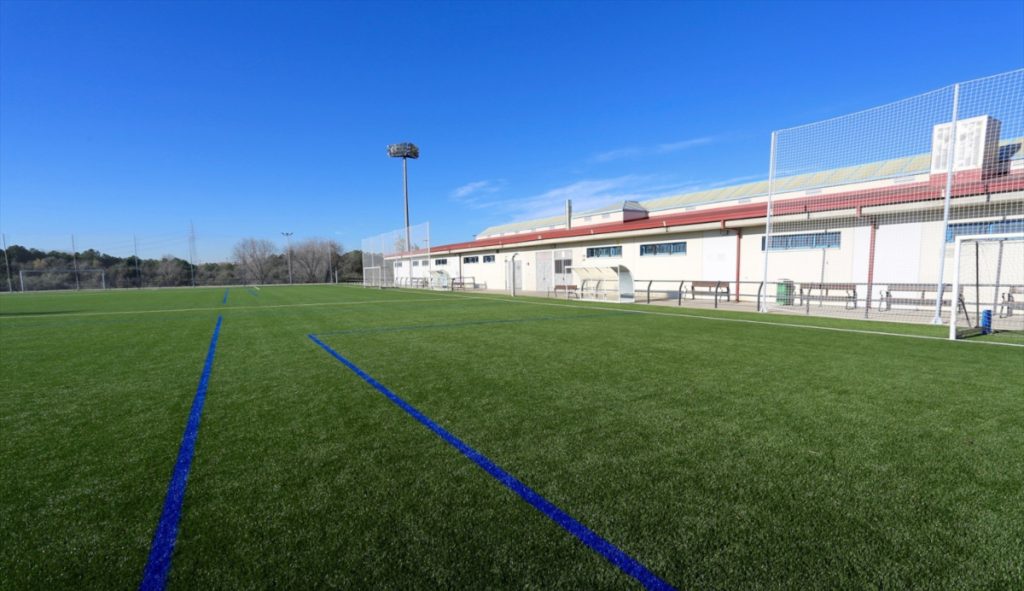 Enfado en Coslada por otorgar la ciudad deportiva de la RFFM a Torrejón 1 Moncloa Nuevo césped del Estadio del Olivo, en Coslada.