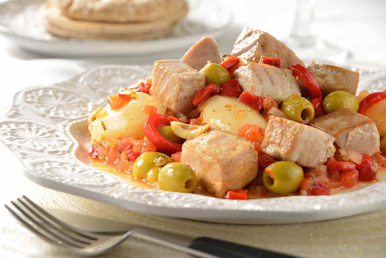Delicioso guiso de pescado con patatas y pimientos: ¡sabor irresistiblemente fácil y suculento!