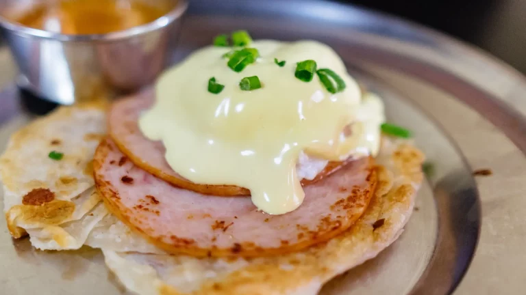 Nunca vuelvas a cocinar huevos benedictinos caseros sin este truco del vinagre