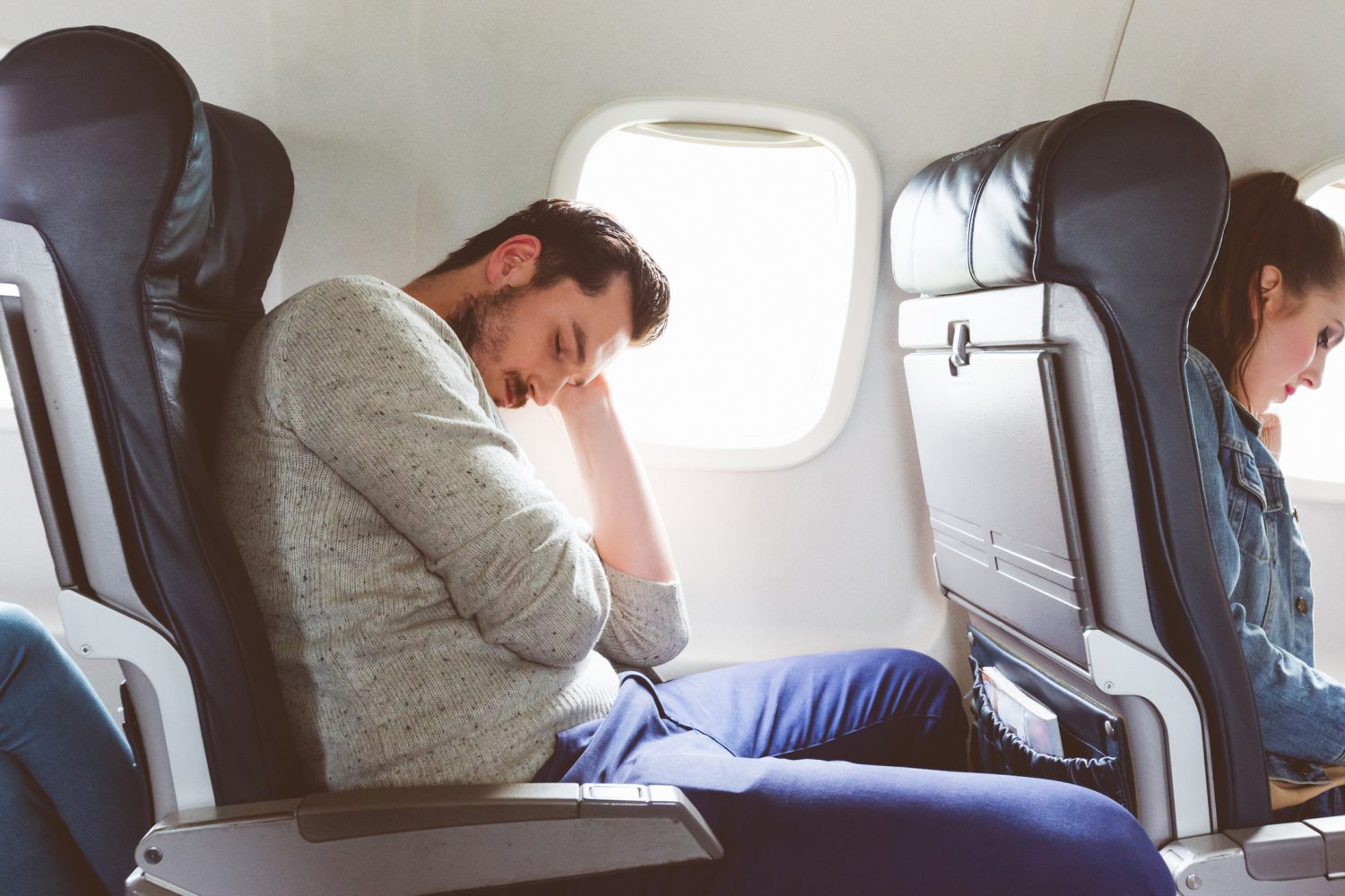 ¡Dile adiós al Jet Lag ya! Estrategias ultra-rápidas para sentirte nuevo 1 Moncloa LUZ, LA ALIADA CONTRA EL JET LAG