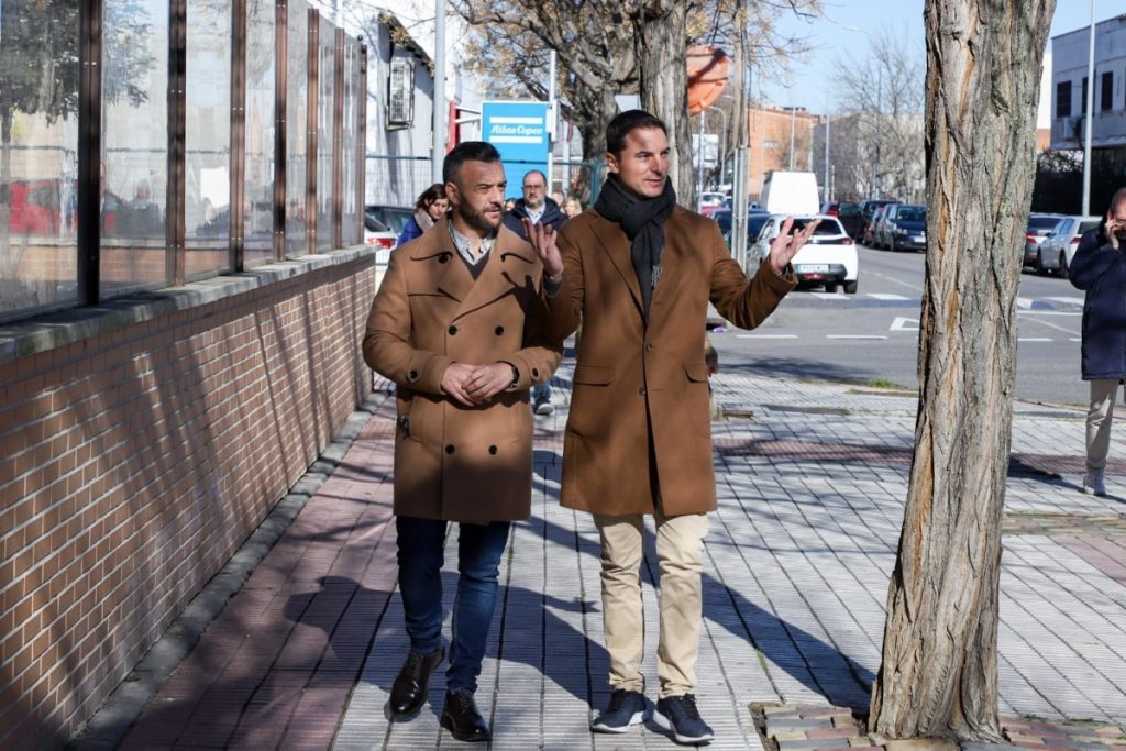 Enfado en Coslada por otorgar la ciudad deportiva de la RFFM a Torrejón 2 Moncloa El socialista Javier Castillo acompañado del secretario general del PSOE en Madrid Juan Lobato, durante una visita a Torrejón de Ardoz.