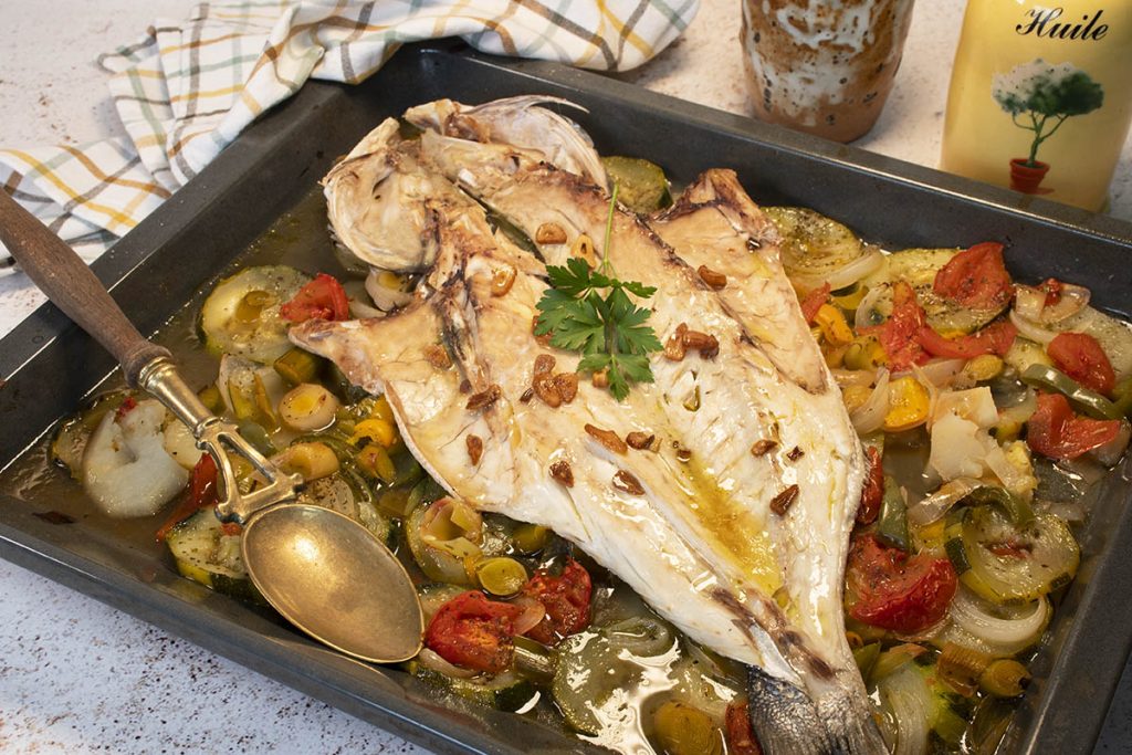 Receta para hacer una espectacular lubina al horno, un plato sano y muy sabroso 1 Moncloa lubina a la espalda con verduras Moncloa