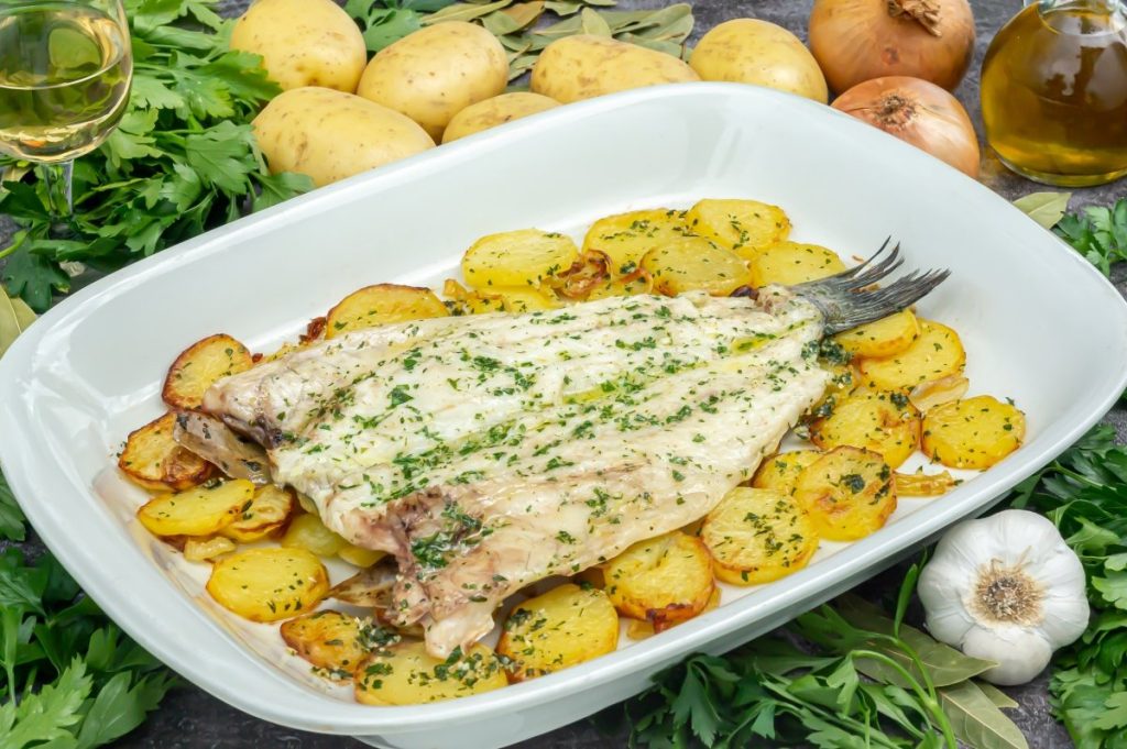 Receta para hacer una espectacular lubina al horno, un plato sano y muy sabroso 3 Moncloa lubina al horno con patatas Moncloa