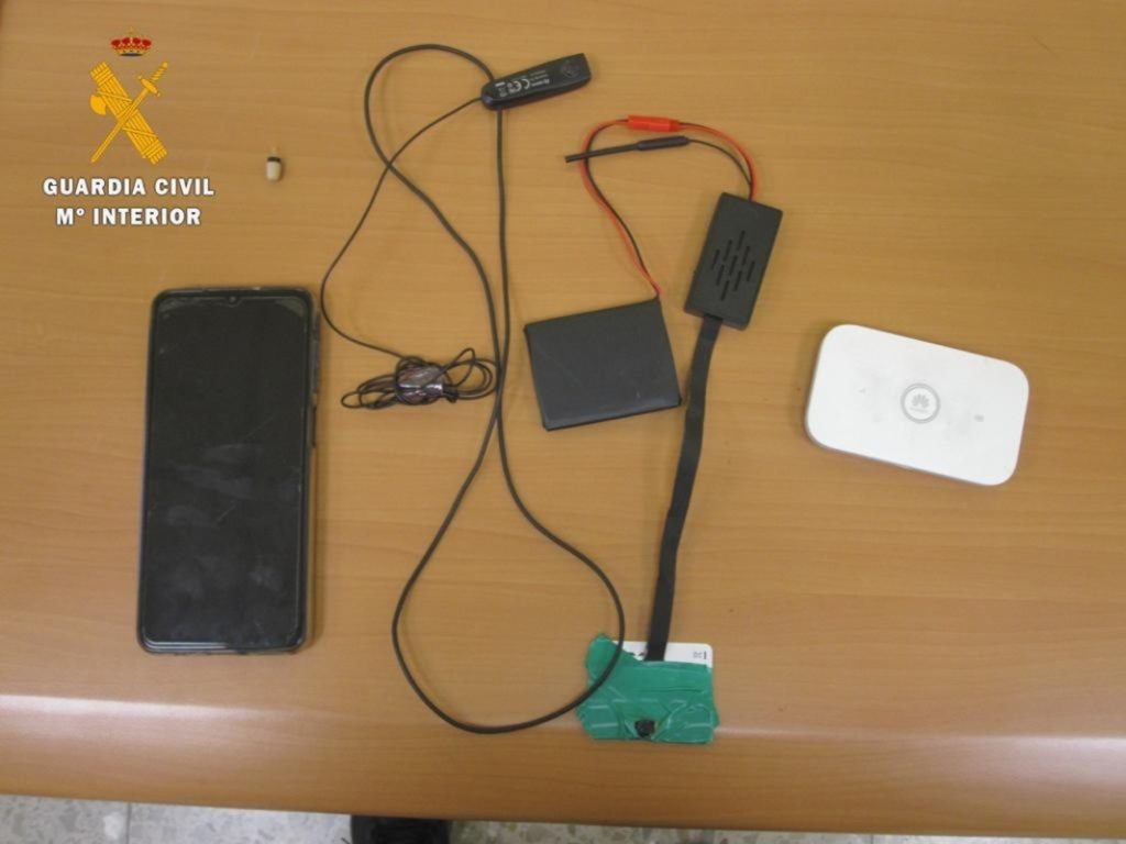 Los funcionarios de prisiones exigen inhibidores en las oposiciones 1 Moncloa Un pinganillo como éste, que retiró la Guardia Civil en un examen para obtener el permiso de conducir, es similar al que se utilizó en la oposición a funcionario de prisiones.