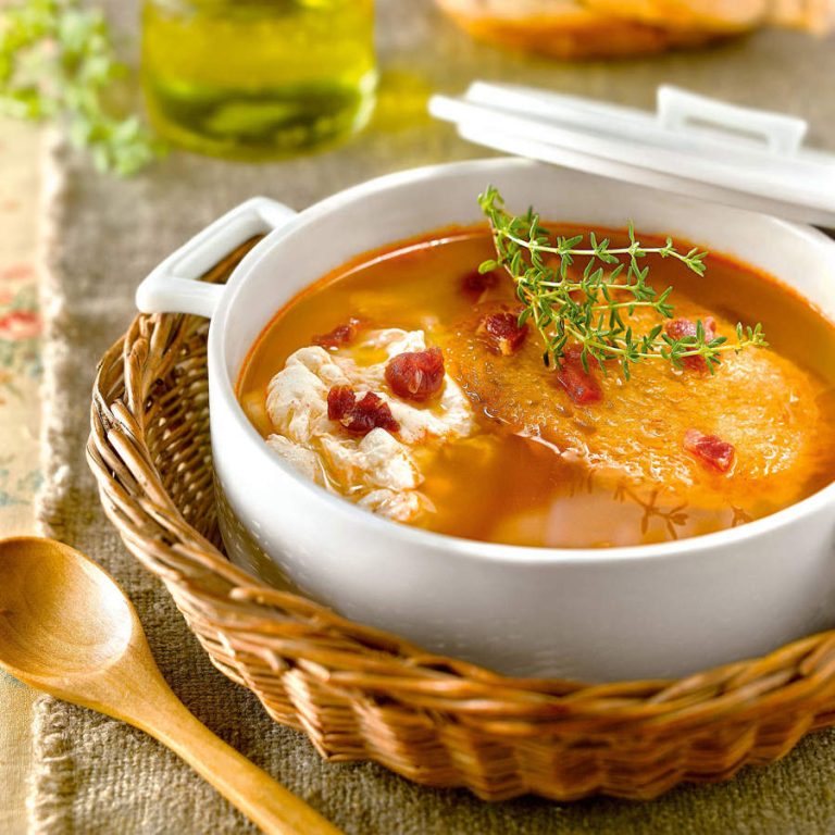 Sopa de ajo con pimentón y chorizo: Una receta tradicional de la abuela, que está para chuparse los dedos Sopa de ajo con pimentón y chorizo: Una receta tradicional de la abuela, que está para chuparse los dedos
