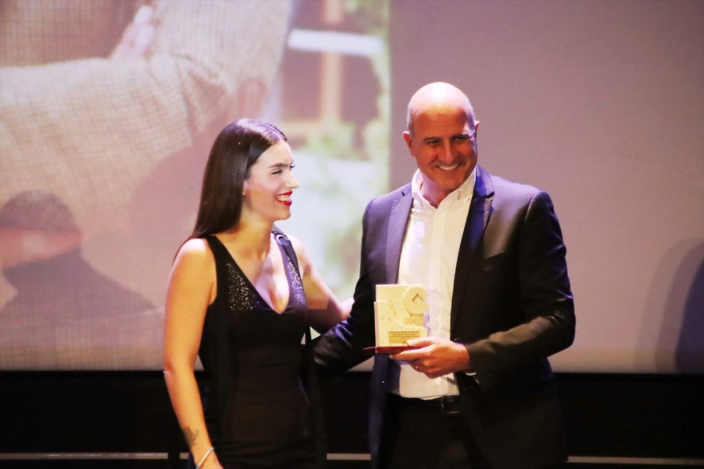 María Cánovas entregando a Juan Pedro Florido, director de Operaciones de El Pozo Alimentación, el reconocimiento de Alhameño del año.