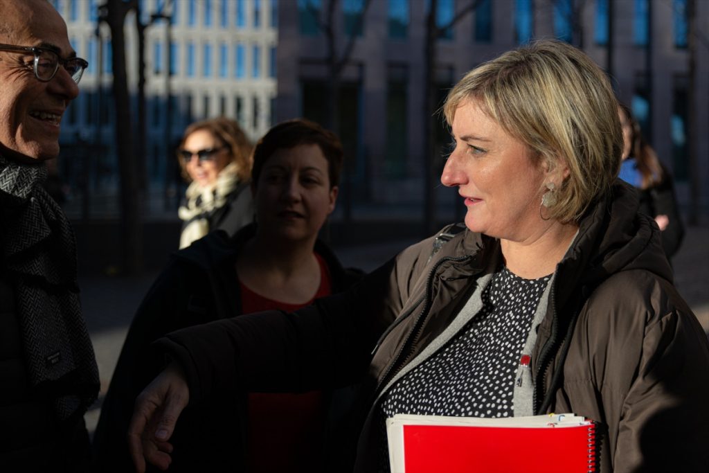 El juez pide al TSJC investigar a Vergés por el retraso al vacunar a policías contra la Covid-19 1 Moncloa La vicepresidenta del Parlament, Alba Vergés, a su llegada a su citación, en la Ciudad de la Justicia, a 12 de enero de 2024