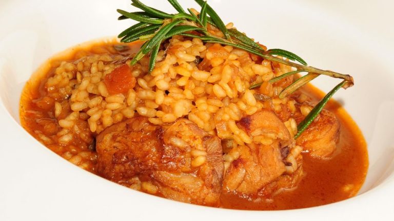 Deliciosa receta para cocinar un sabroso arroz caldoso con pollo