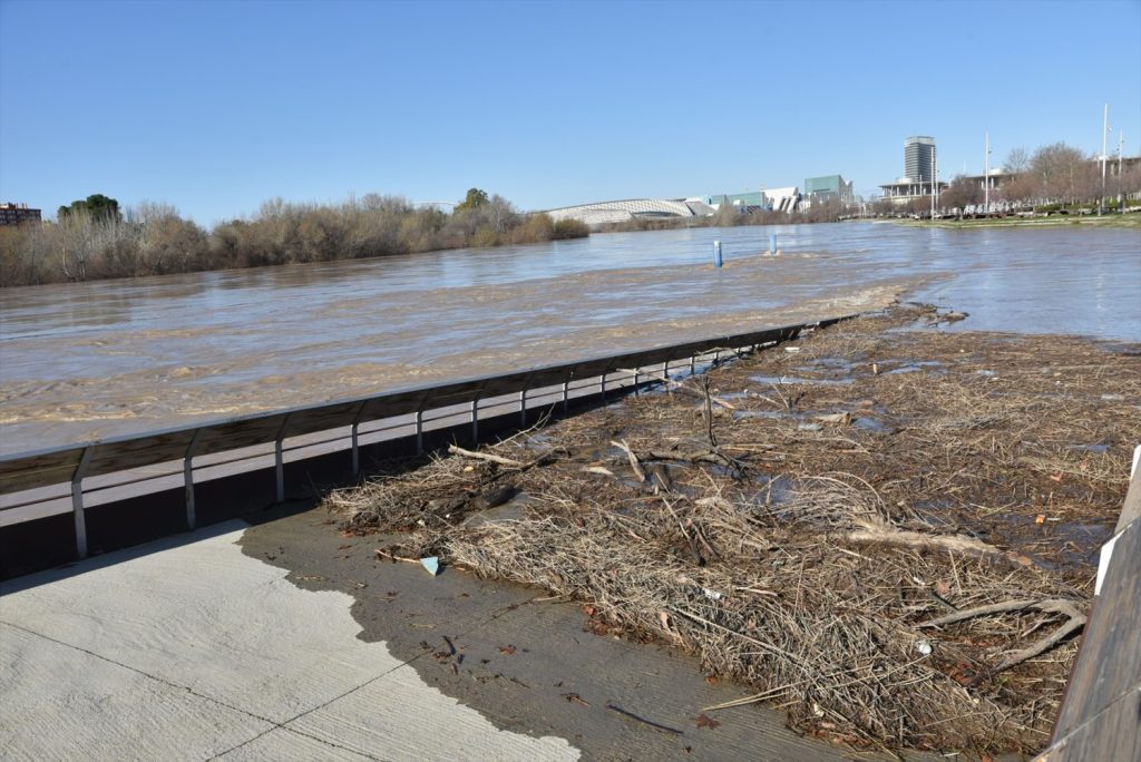 La alcaldesa de Zaragoza, Natalia Chueca celebra que la crecida del Ebro se quede "en el límite"