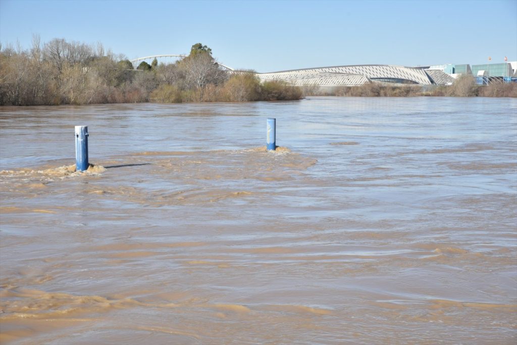La alcaldesa de Zaragoza, Natalia Chueca celebra que la crecida del Ebro se quede "en el límite"