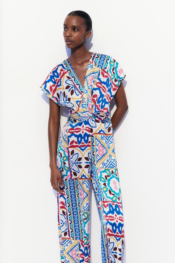 Arrasan los nuevos y estilosos monos de Zara: ¡Ideal para ti! 1 Moncloa Mono estampado satinado Zara Moncloa