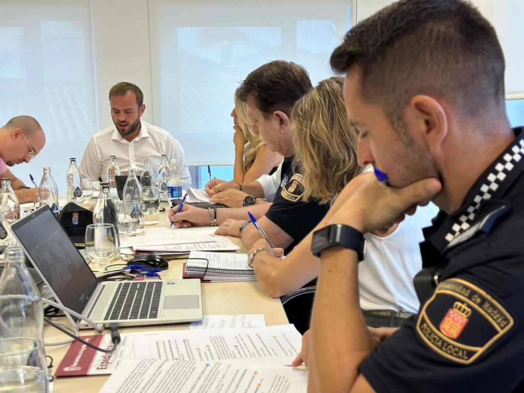 El PP se juega el Gobierno de Arganda por su rechazo a Vox 1 Moncloa Alberto Escribano, alcalde del PP de Arganda del Rey, durante una de las juntas de seguridad.