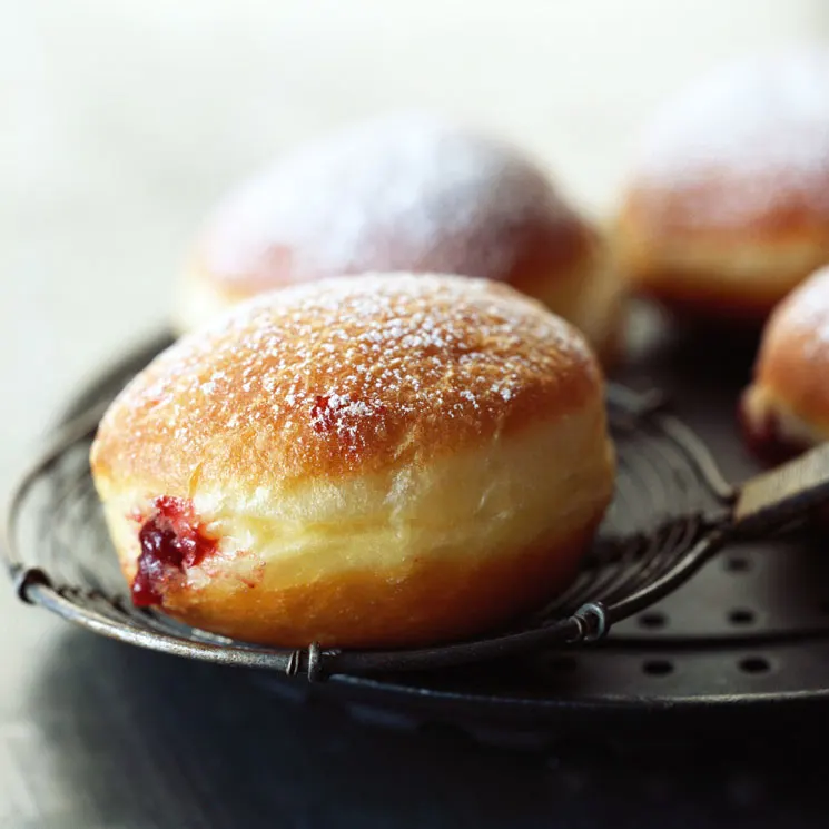 Receta de berlinas rellenas de crema de queso brie y frambuesa 2 Moncloa berlina age m.jpg Moncloa